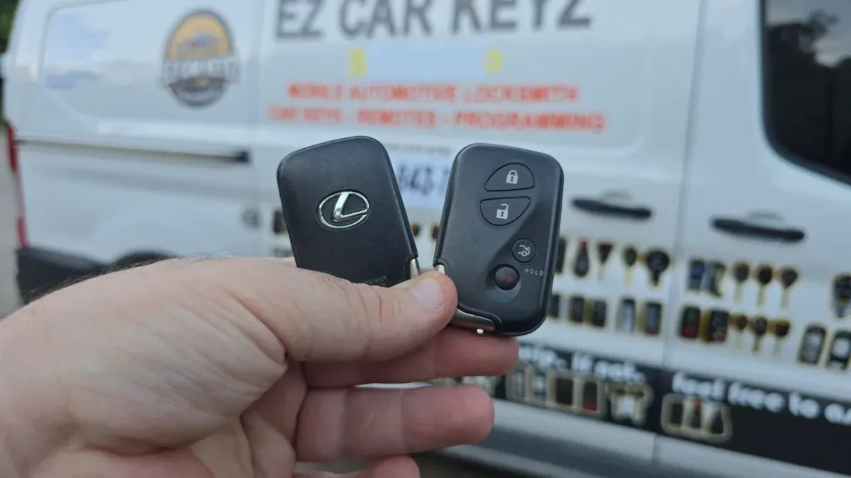 Certified auto locksmith servicing 2009 Lexus LX in Rancho Bernardo CA