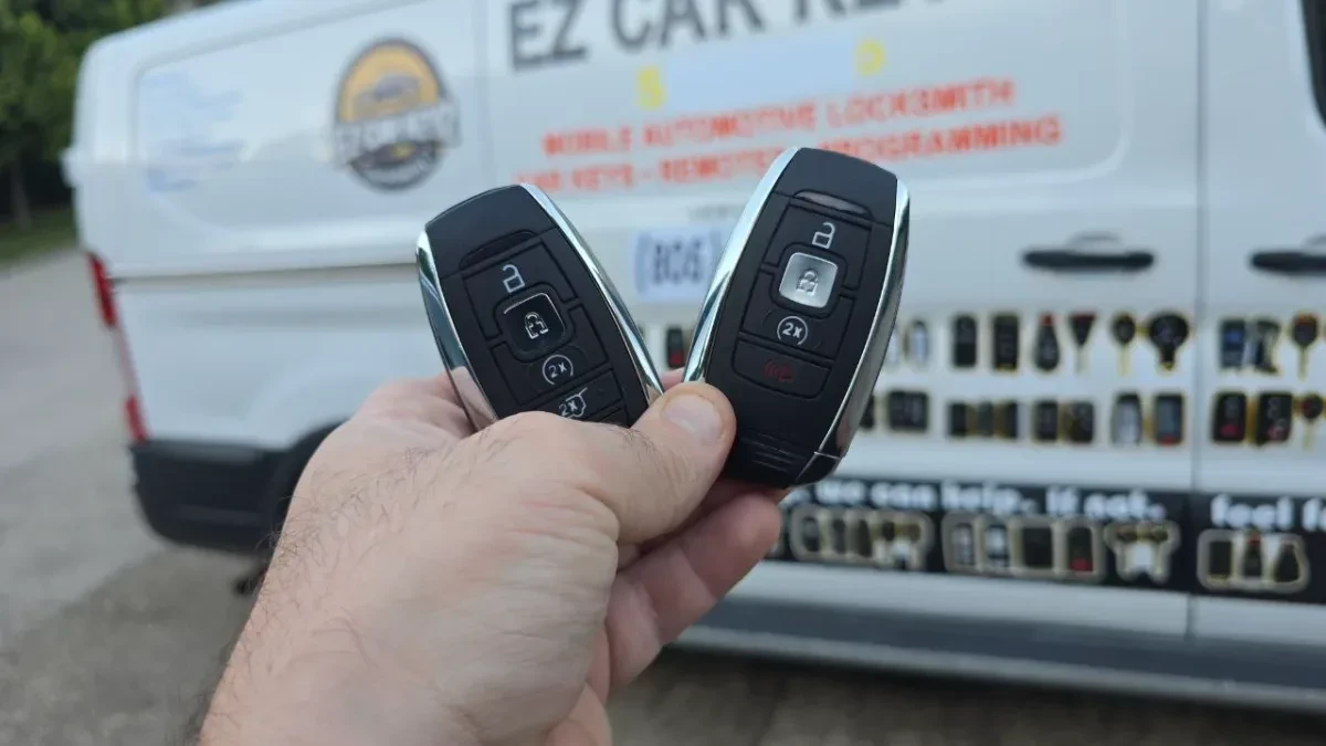 Insured mobile locksmith working on 2007 Lincoln MKX in La Mesa CA