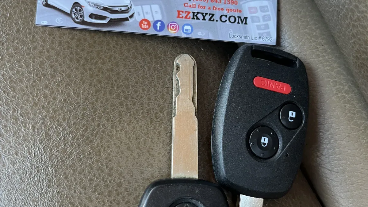 Insured mobile locksmith working on 2004 Honda Civic in Thousand Oaks CA