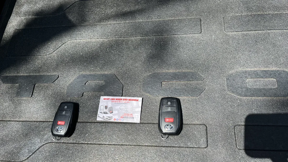Insured mobile locksmith working on 2009 Toyota Fj Cruiser in Oxnard CA