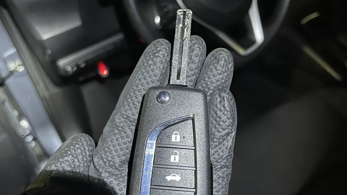 Emergency 2013 Toyota Sienna car key service in Simi Valley CA