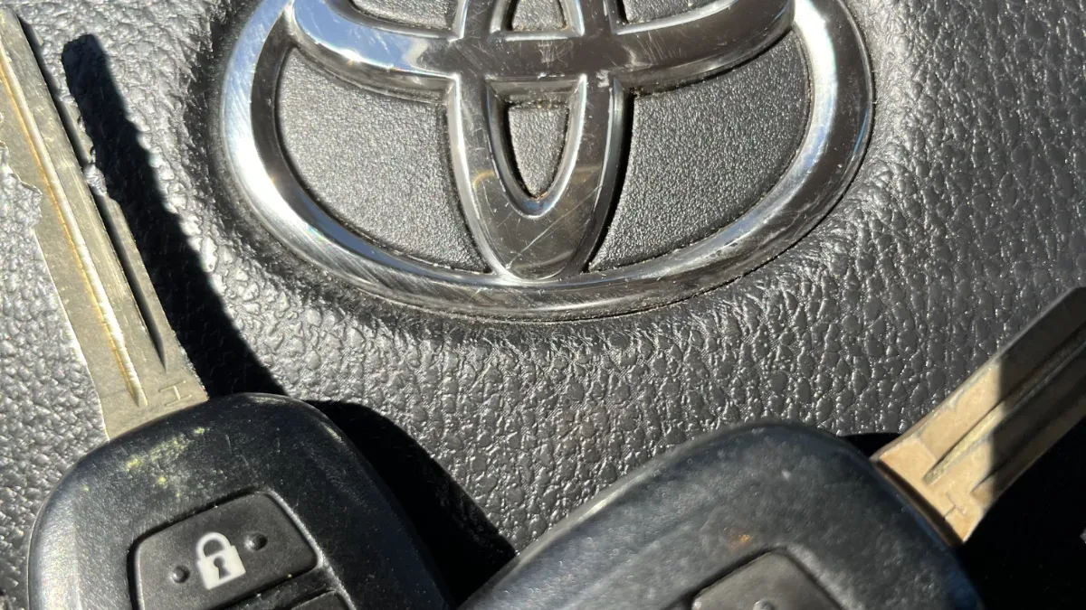 Emergency 2019 Toyota Sienna car key service in Simi Valley CA